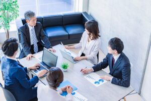 会議の上座・下座の基本ルール｜席次を図解でわかりやすく解説