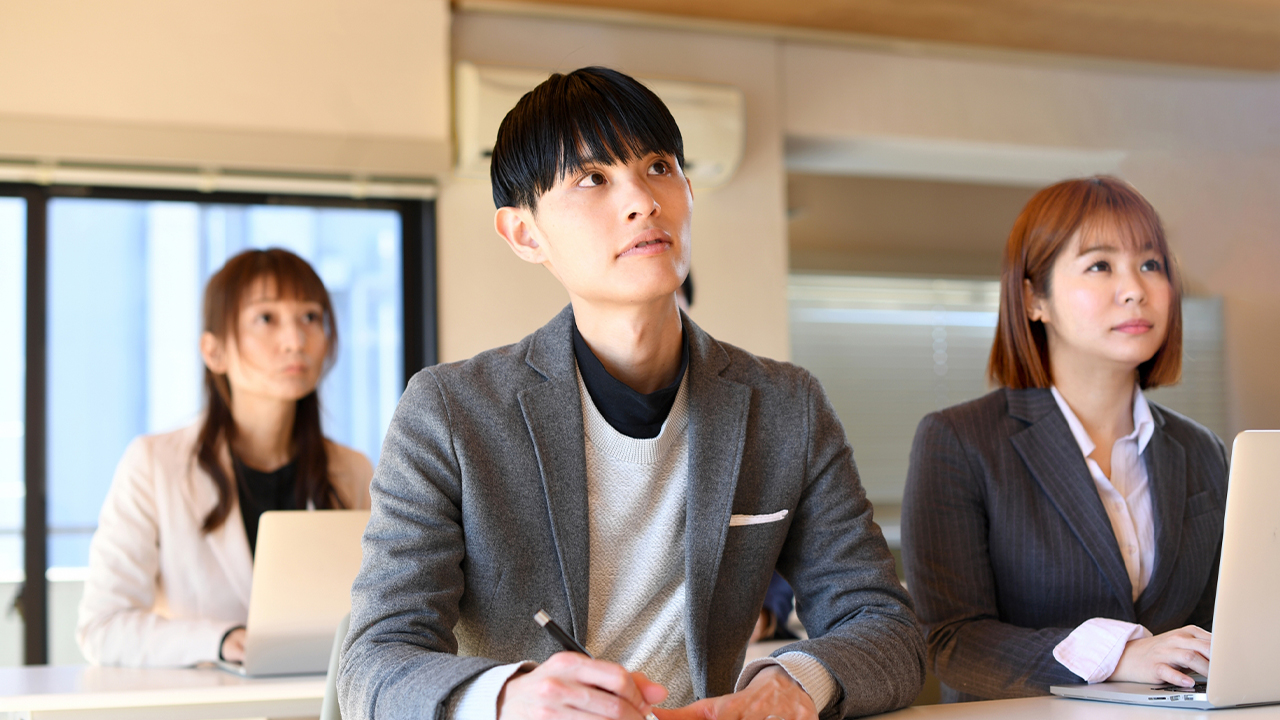 社内勉強会に参加する社員