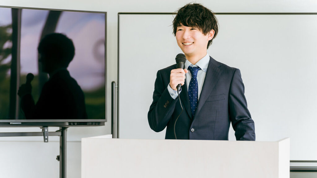 勉強会でセミナーをする講師