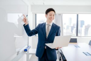 セミナーと研修の違いとは？目的・形式・対象者をわかりやすく比較