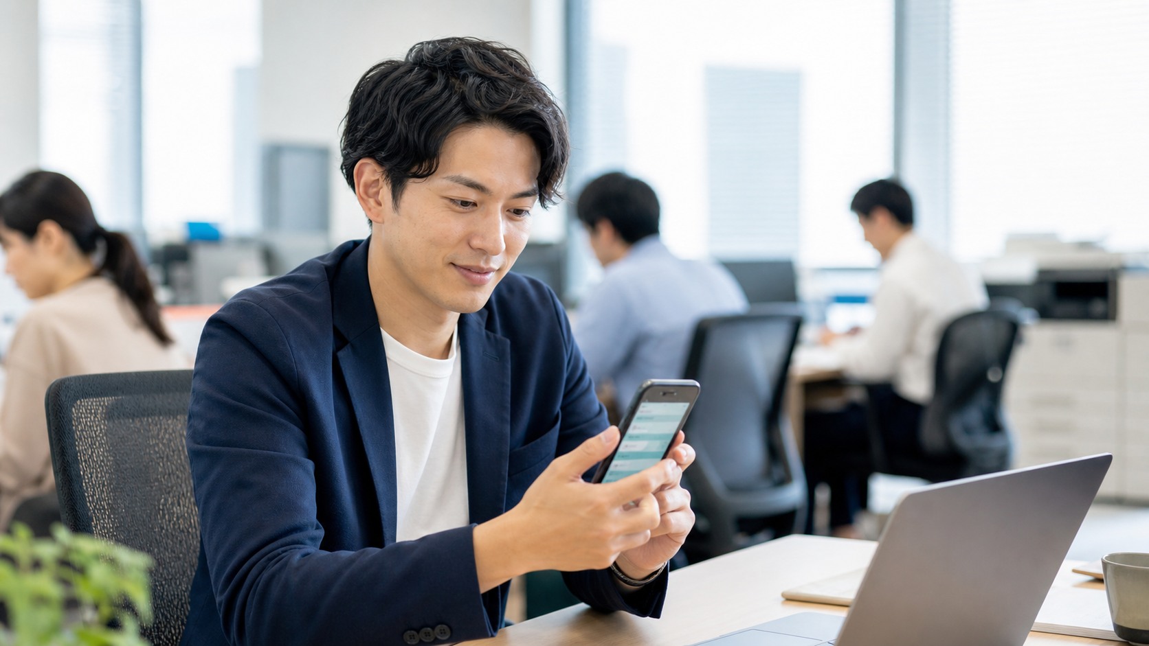 チャットツールでアジェンダを参加者に共有するビジネスパーソン